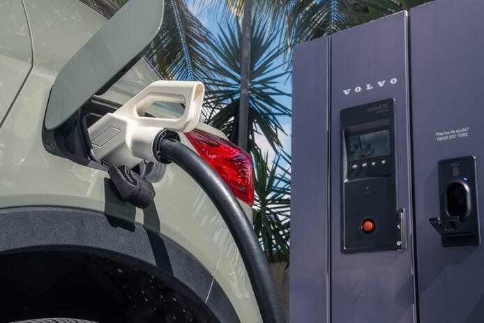 Nova tecnologia na rede Volvo Car Eletropostos permite que veículo elétrico inicie a recarga automaticamente Nova tecnologia na rede Volvo Car Eletropostos permite que veículo elétrico inicie a recarga automaticamente