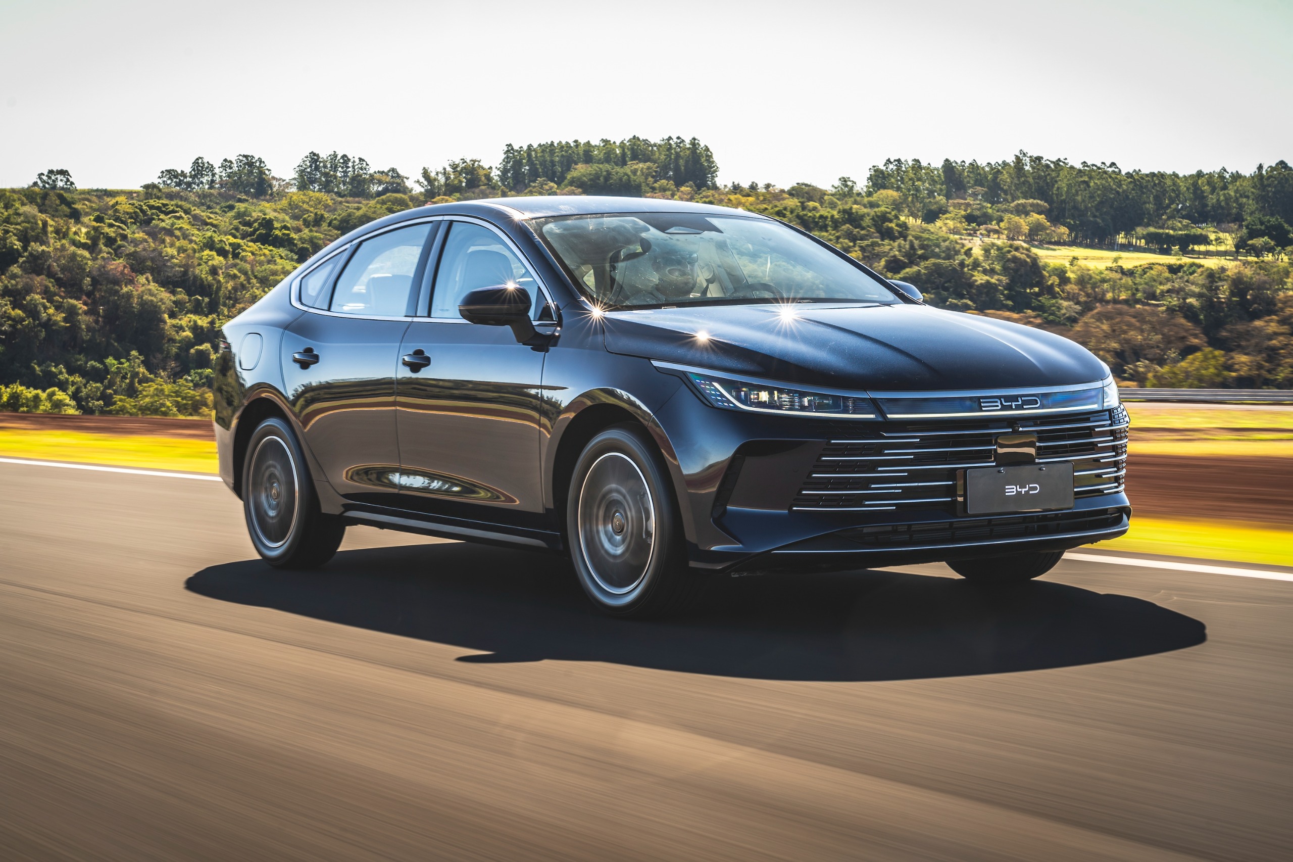 BYD ultrapassa 100 mil carros vendidos em 12 meses e lidera crescimento no Brasil BYD ultrapassa 100 mil carros vendidos em 12 meses e lidera crescimento no Brasil