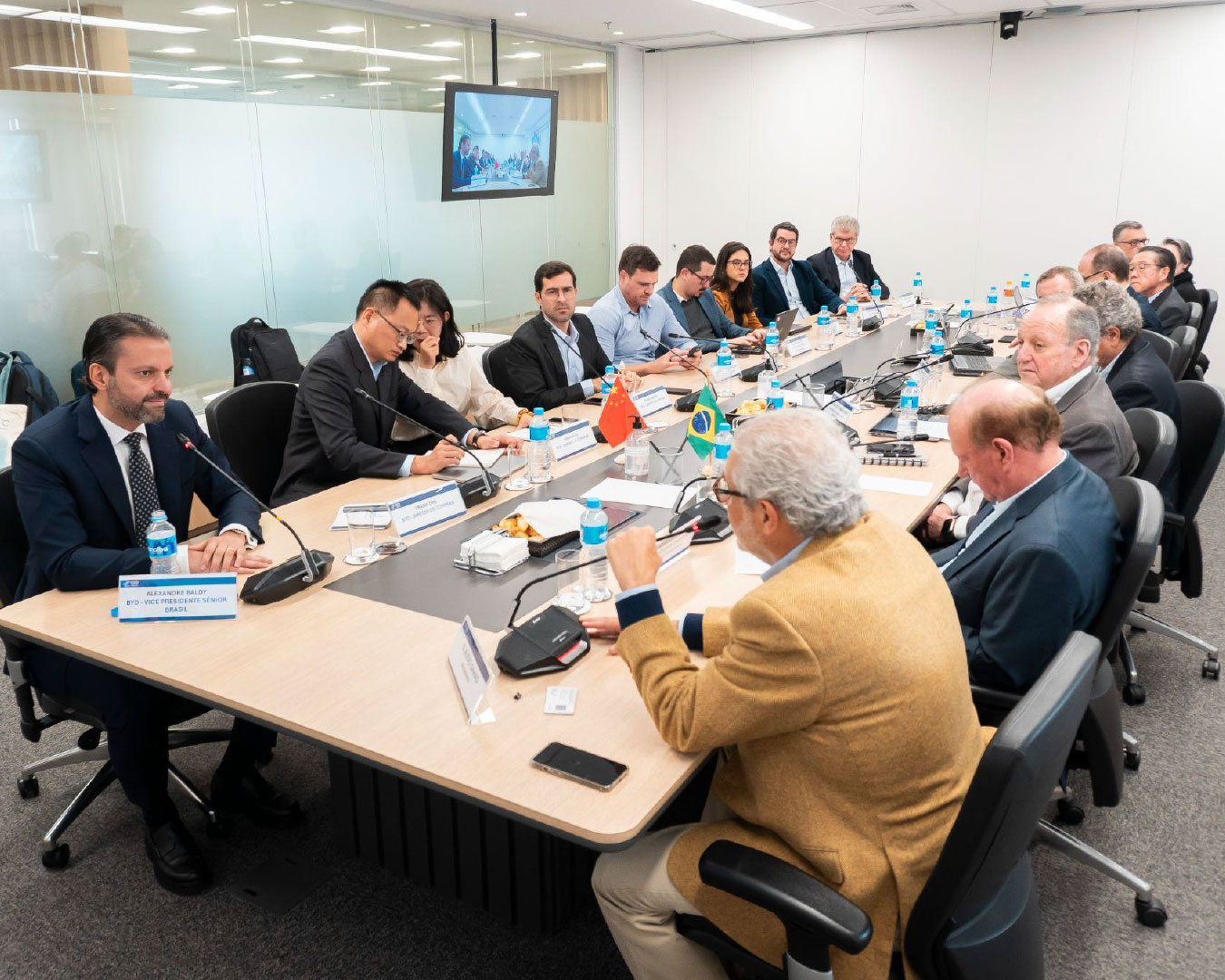 Representantes-da-BYD,-Sindipeças-e-Abipeças-(Divulgação-BYD) Representantes-da-BYD,-Sindipeças-e-Abipeças-(Divulgação-BYD)